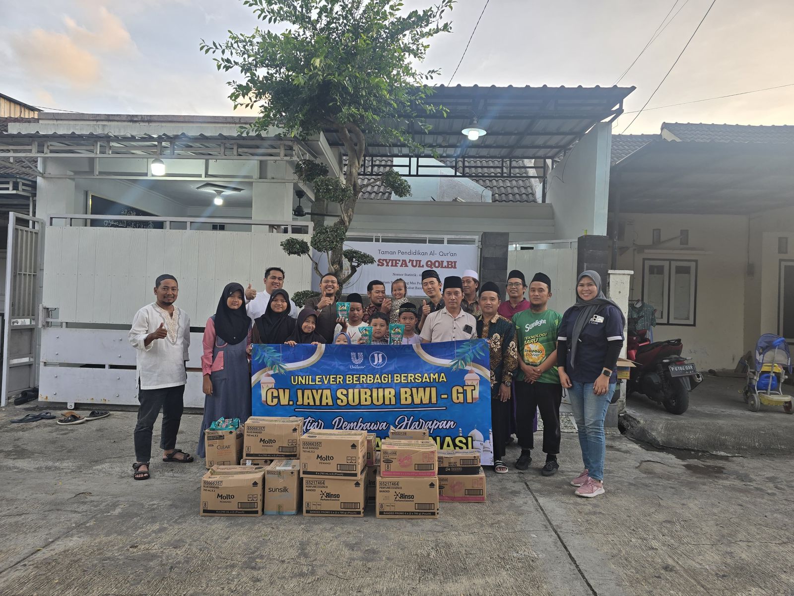 Jaya Subur dan Unilever Memberikan Donasi ke Yatim Piatu SYIFA'UL QOLBI Banyuwangi