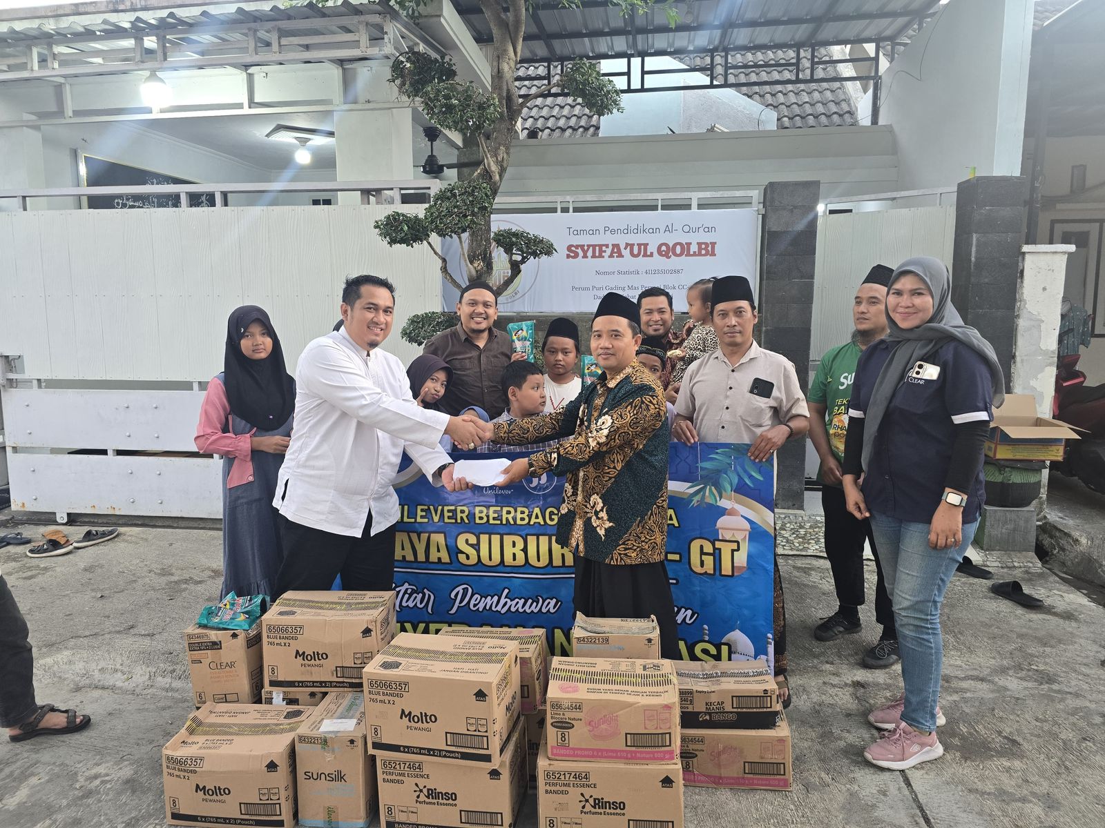 Kegiatan penyerahan donasi Jaya Subur dan Unilever